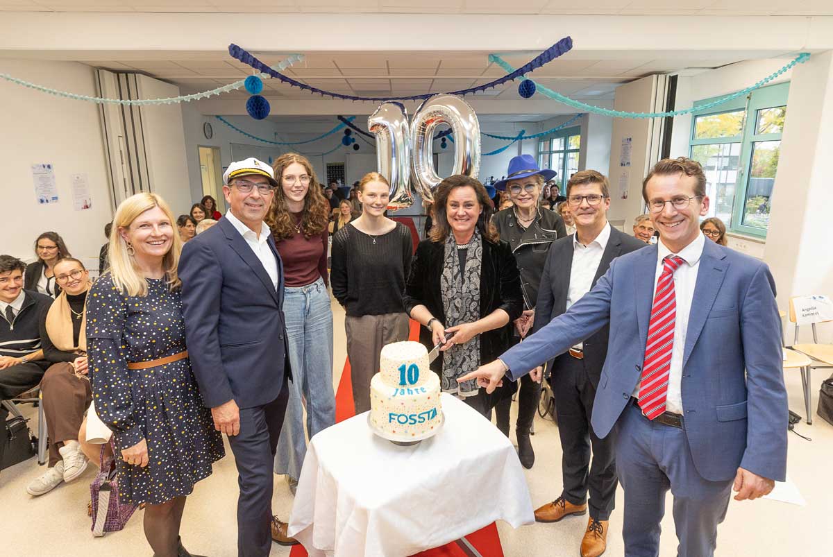 Schuljubiläum Tortenanschnitt mit Ehrengästen