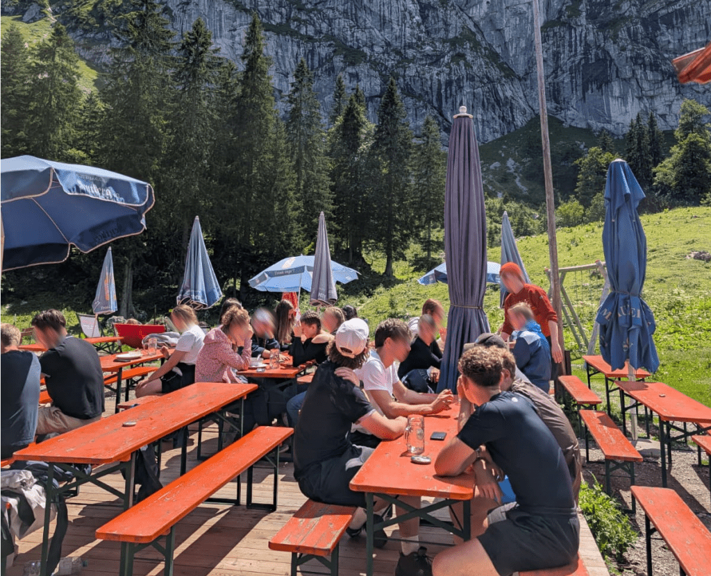 Schüler bei einer Pause in den Bergen