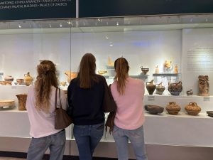 3 Schüler vor den hisotrischen Funden im Archeologiemuseum in Heraklion