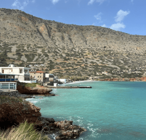 Die schöne Landschaft von Kreta: Strand und Meer vor den Bergen
