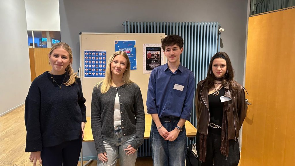 Die 4 Schüler der Schülermitverwaltung an der FOS Starnberg vor ihrem Infostand am Infoabend