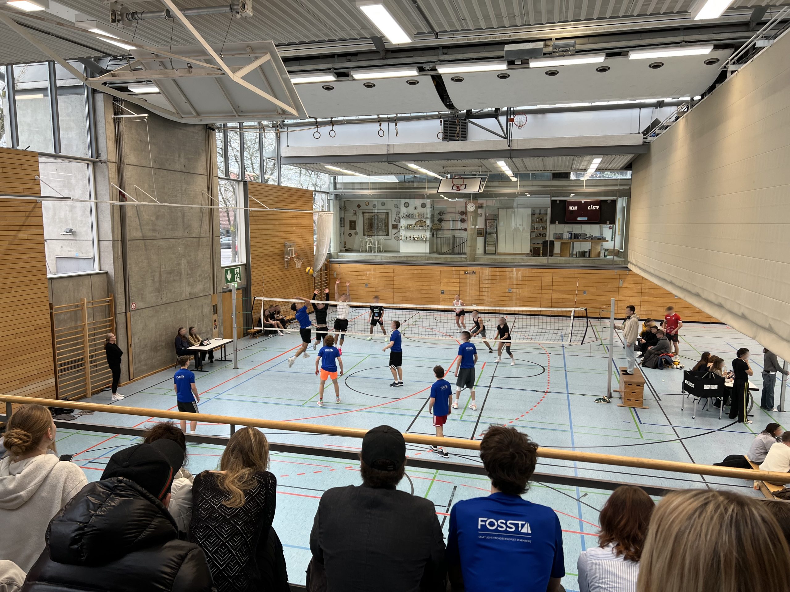 Schüler der FOS Starnberg im Volleyballtunier gegen eine andere Mannschaft