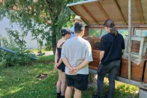 Schüler der FOS Starnberg vor einem Bienenstock