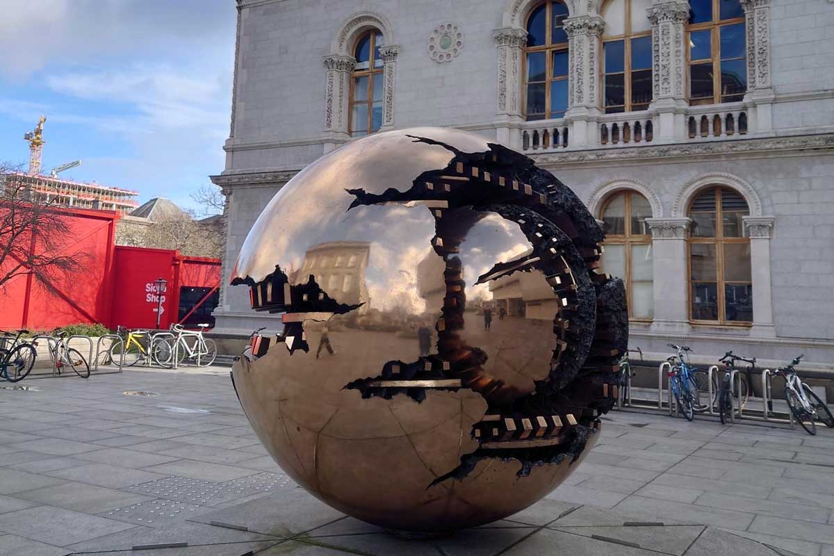 "Sfera con sfera" in Dublin